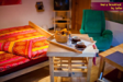 Zimmer mit Sessel und Tisch